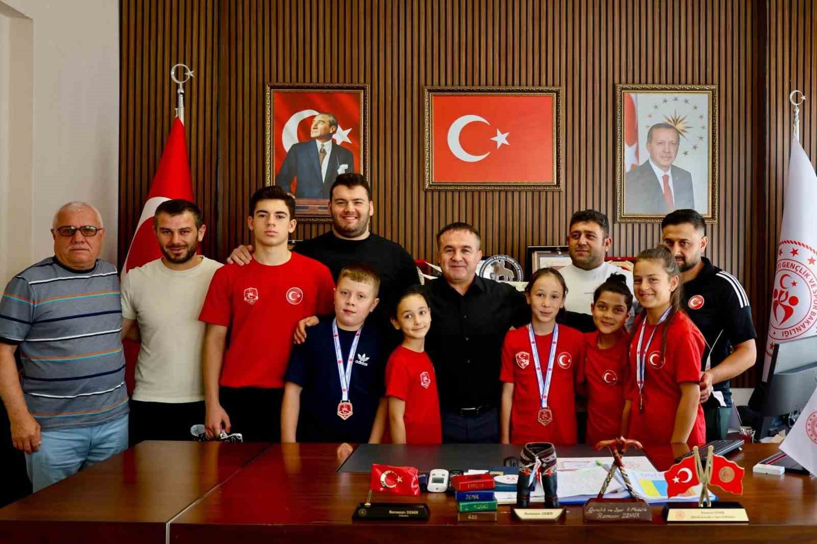10 bin sporcunun yarıştığı Türkiye şampiyonasında Bilecikli güreşçilerden büyük başarı
