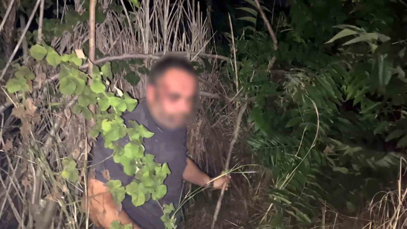 10 milyonluk lüks aracını bırakıp çalılıklara kaçan sürücü uyuyakaldı, polis böyle buldu
