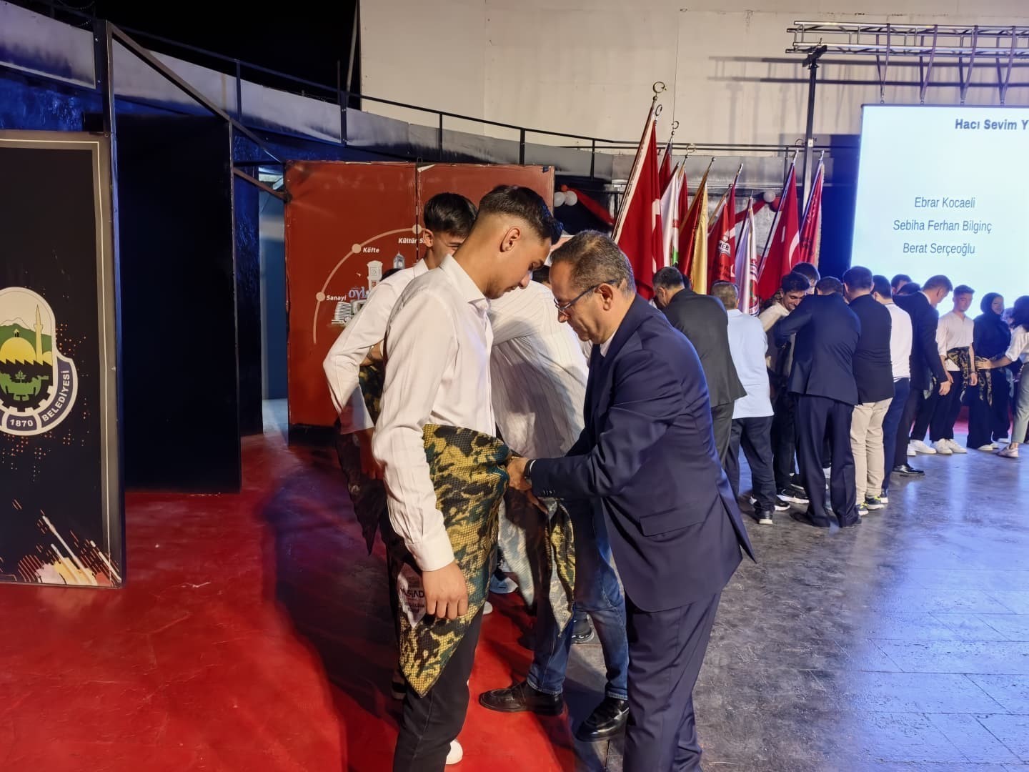 1100 yıl önceki gelenekle mezun oldular
