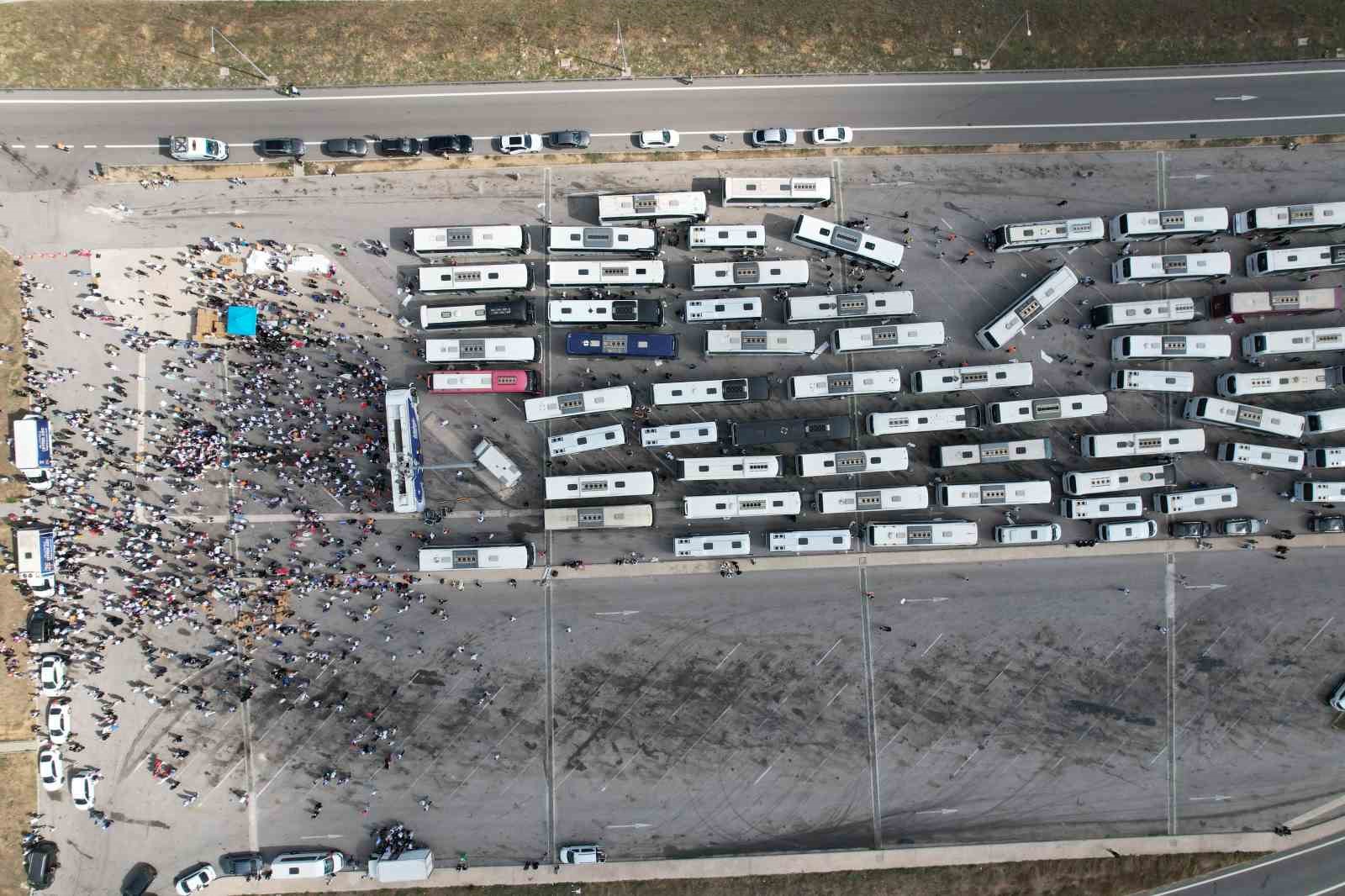 300 otobüs, 15 bin AK Parti mensubu, İstanbul’dan Ankara’ya yola çıktı

