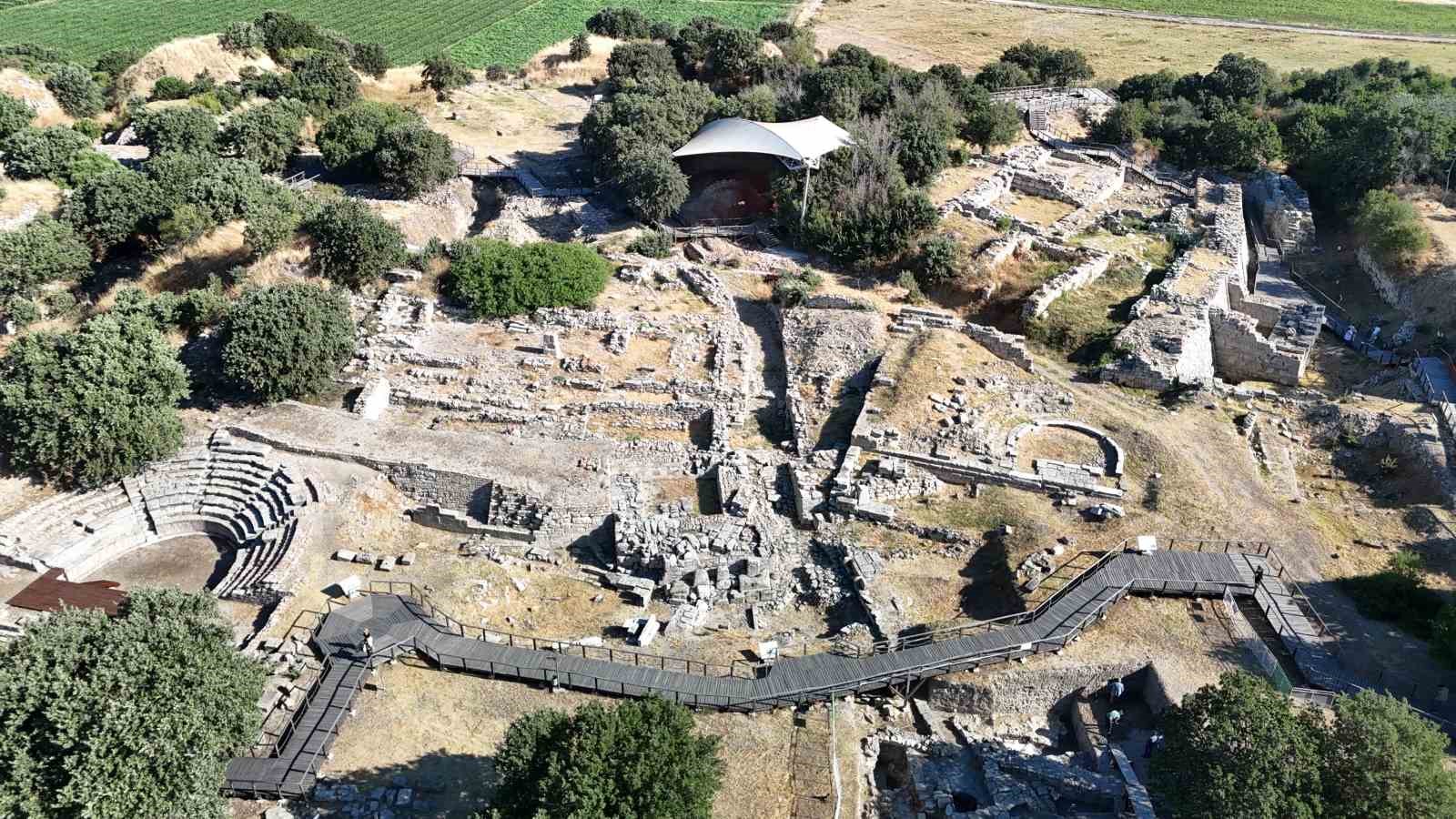 5 bin 600 yıllık medeniyete ev sahipliği yapan Troya Ören Yeri Kazılarında, Troya Savaşı’nın izleri aranıyor
