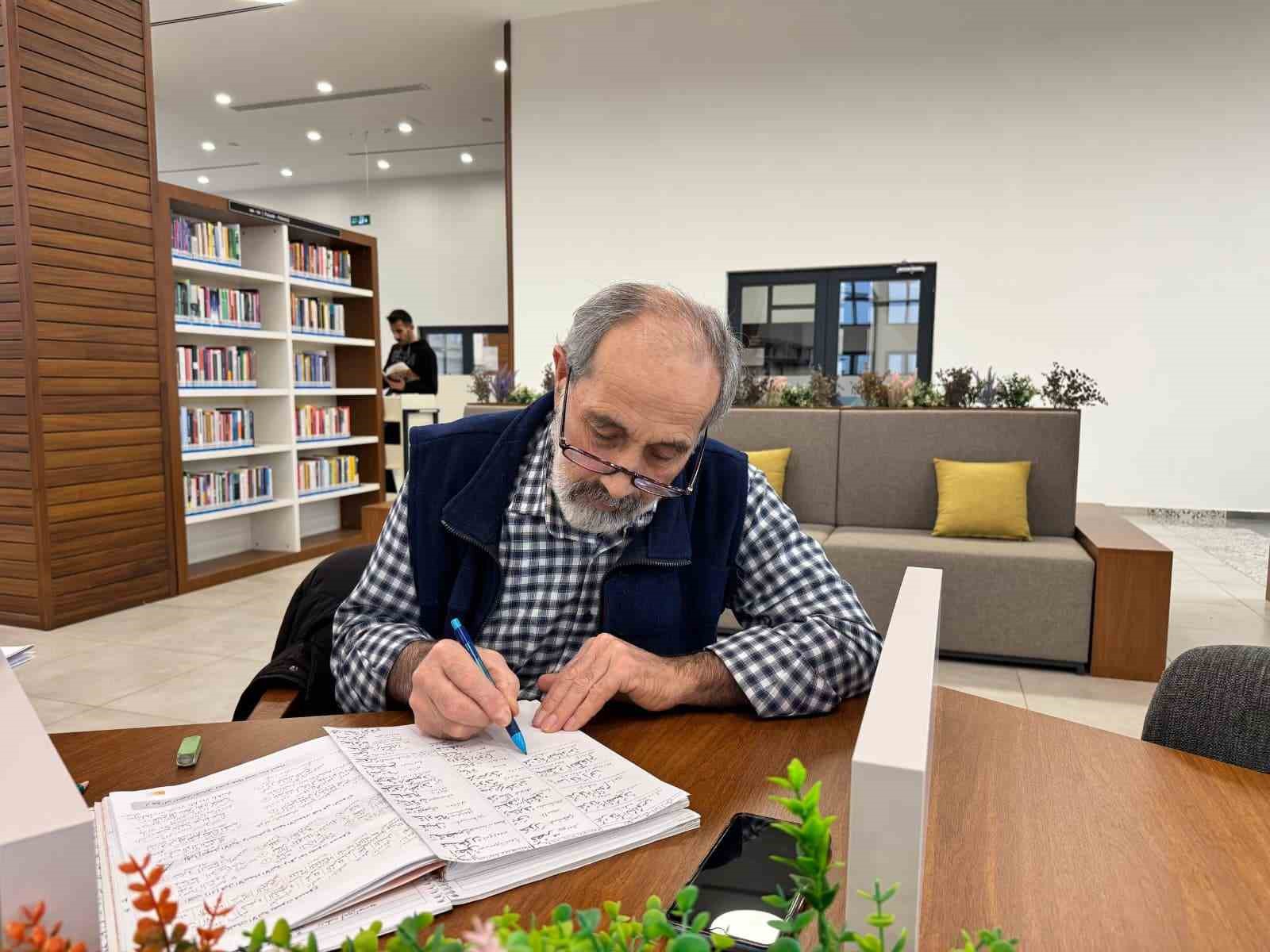 68 yaşında kütüphanede Osmanlıca ve Arapça öğreniyor
