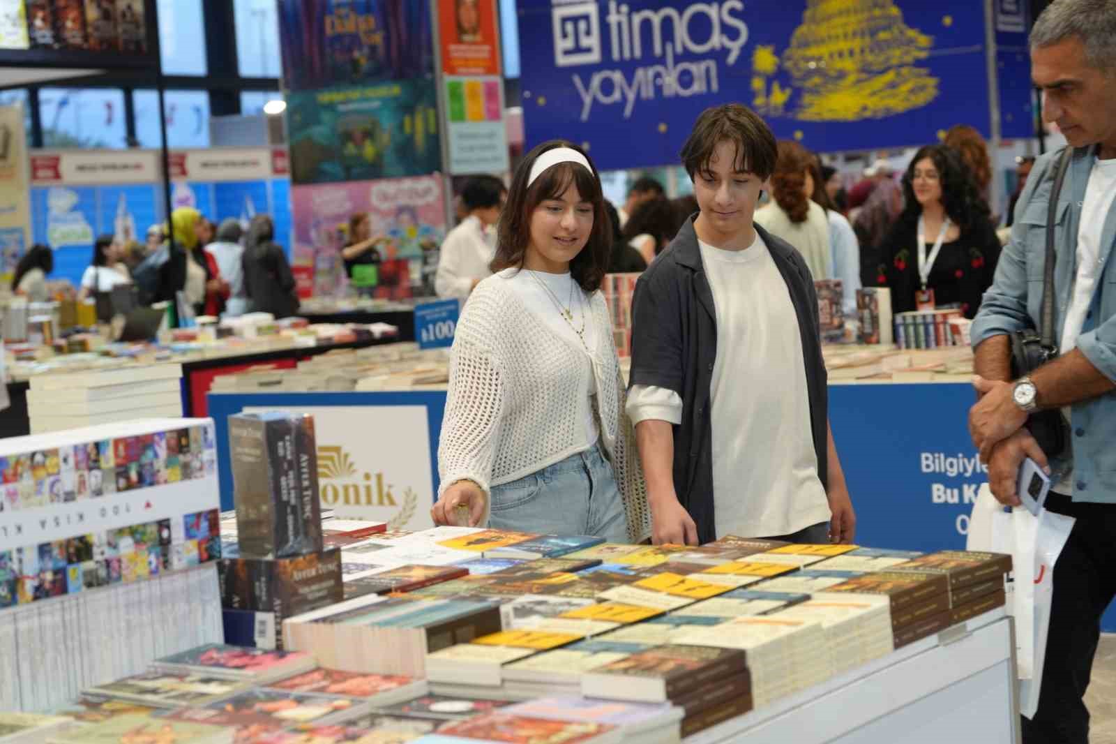 9 aylıkken geldikleri kitap fuarının 14 yıllık müdavimi oldular
