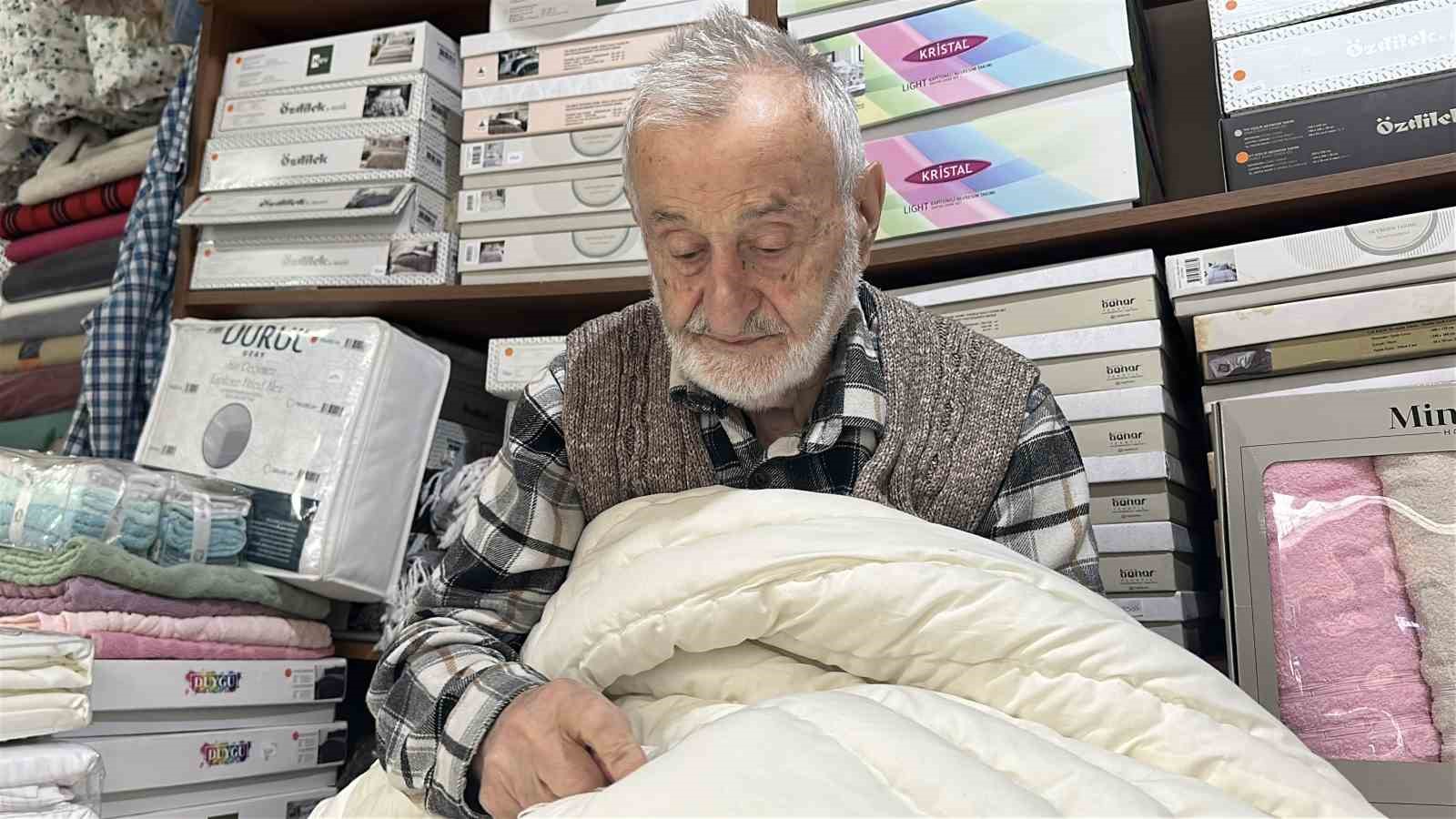 92 yaşındaki ’Yastıkçı Dede’ mesleğini 3 kuşakla geleceğe taşıyor

