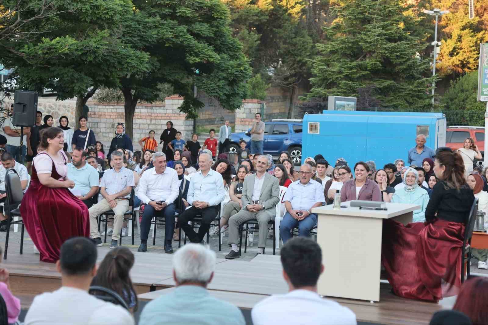 Açık havada tiyatro resitali sunup sertifikalarını aldılar
