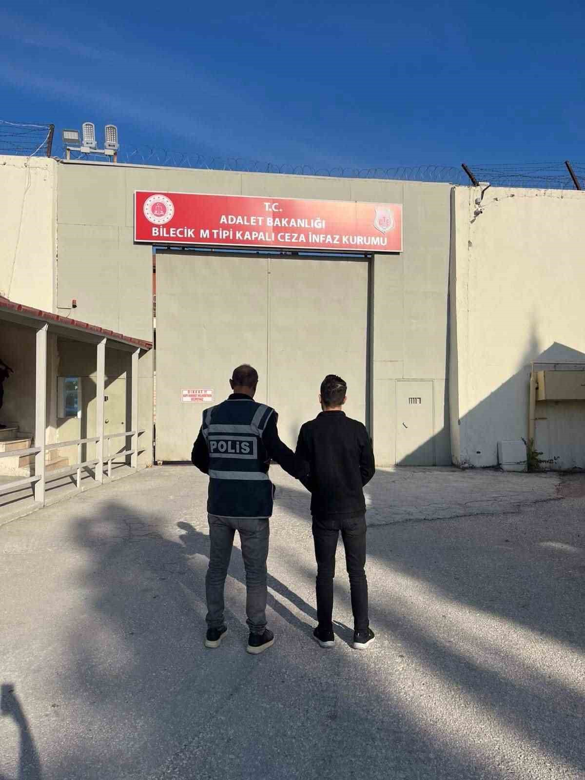 ’Adınıza kredi çekildi’ dedi, 6 bilezik ve altınları aldı
