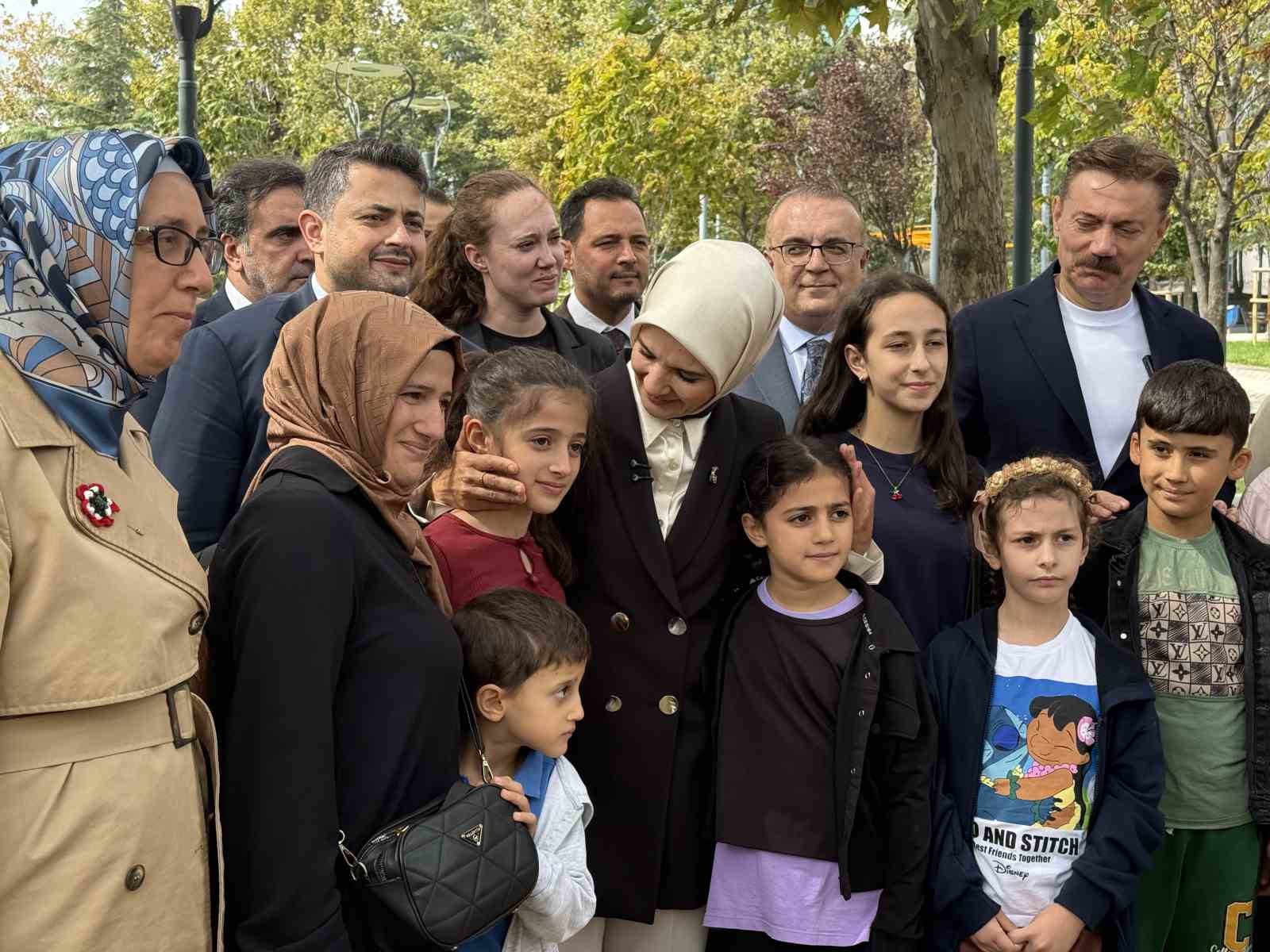 Aile ve Sosyal Hizmetler Bakanı Göktaş, "Türkiye Yüzyılı Buluşmaları" kapsamında esnaf ve vatandaşlarla bir araya geldi
