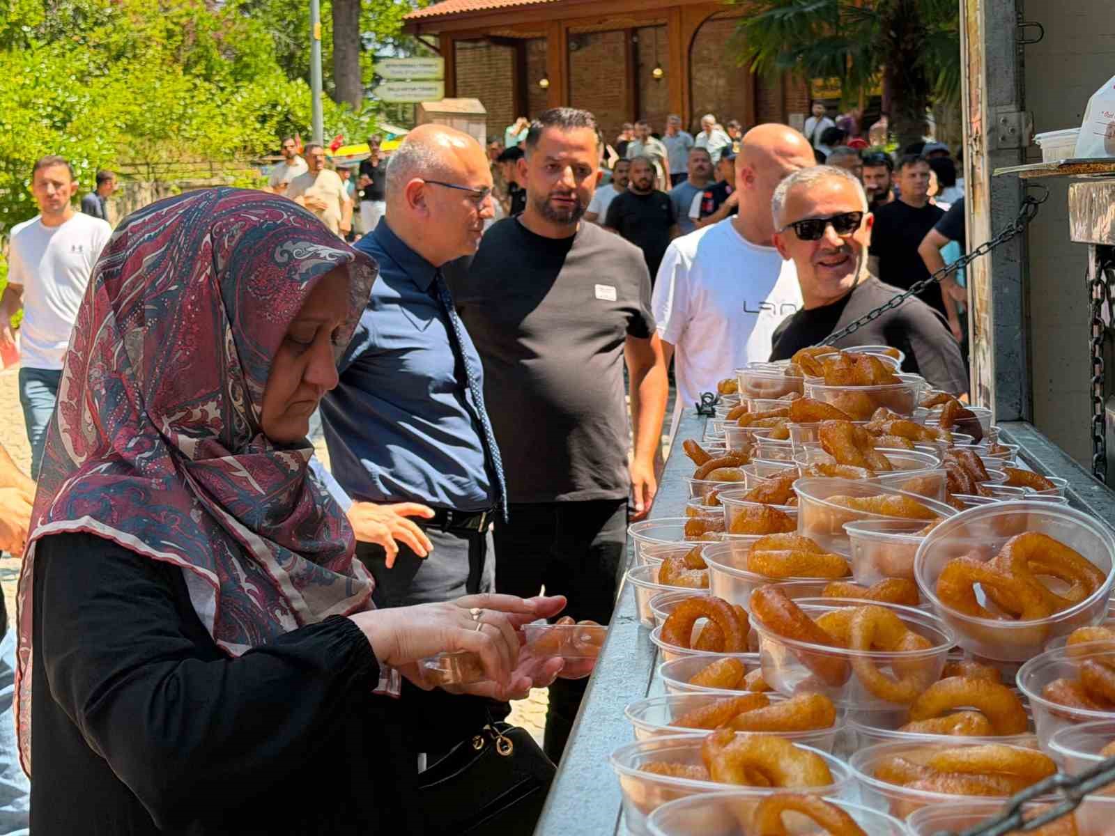 AK Parti’nin 25’inci kuruluş yıl dönümü nedeniyle lokma dağıtıldı
