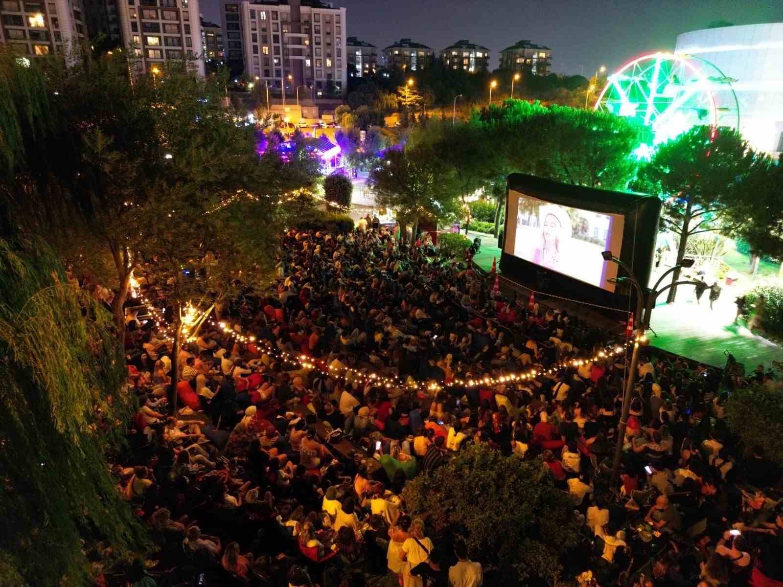 Akasya’dan yıldızların altında sinema keyfi
