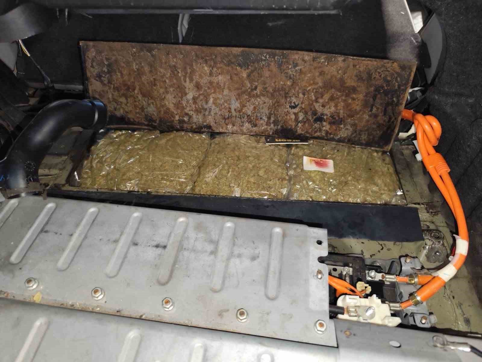 Akünün altına gizlenen 4 kilo 560 kilo esrar ele geçirildi
