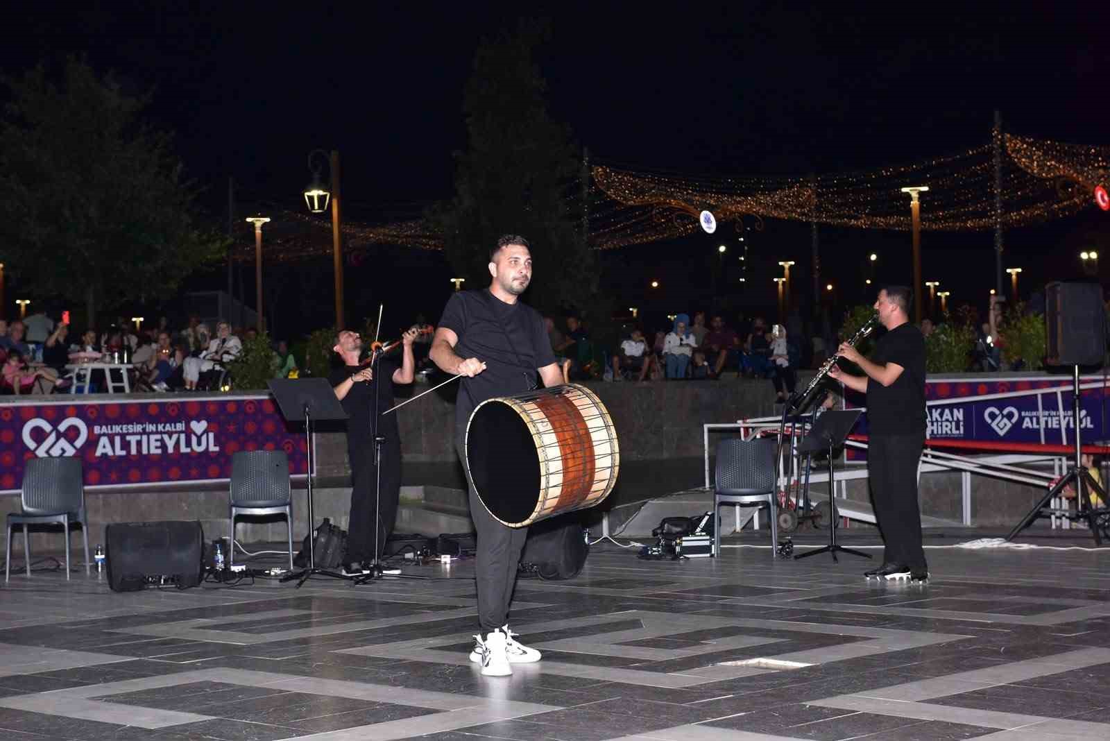 Altıeylül’de müzik dolu gecede Trio sahne aldı
