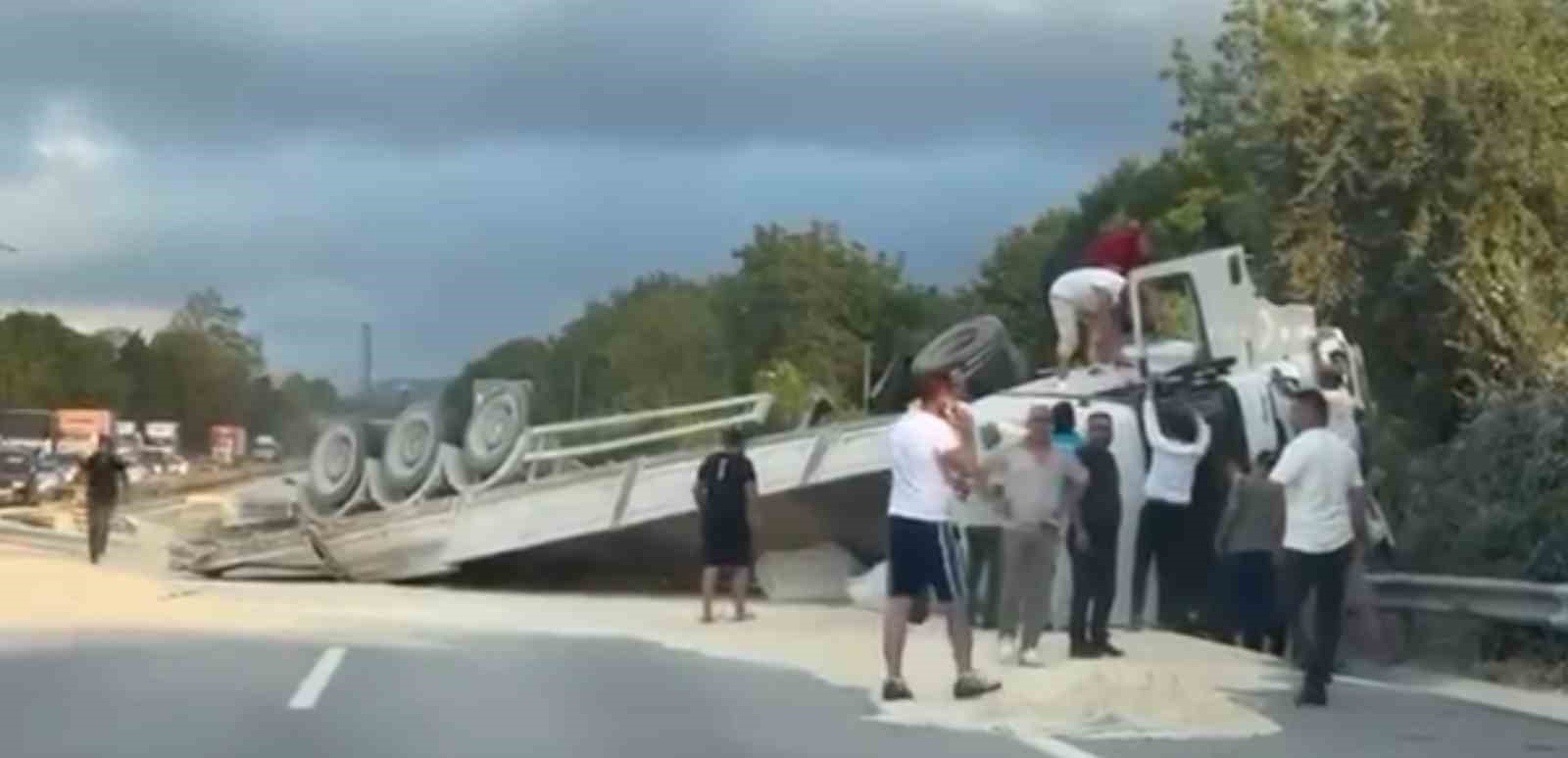 Anadolu Otoyolu’nda kum yüklü tır devrildi
