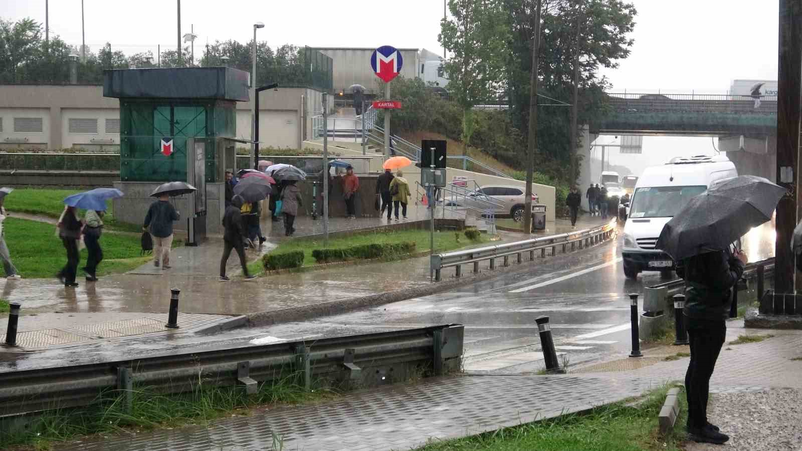 Anadolu Yakası’nda gece başlayan yağış sabah saatlerinde de etkisini sürdürdü
