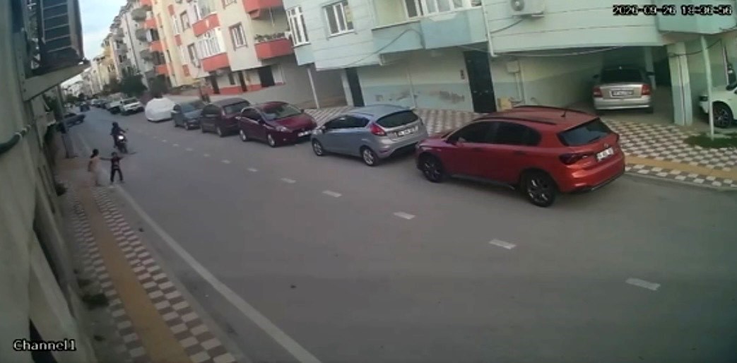 Aniden yola çıkan çocuğa motosiklet çarptı: Kaza anı kamerada
