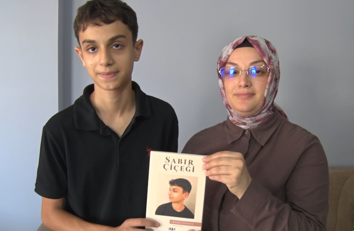 Anne ve oğlunun yıllar süren kanser mücadelesi şiirlerle buluştu: "Kendimi yazarak iyileştirdiğimi fark ettim"
