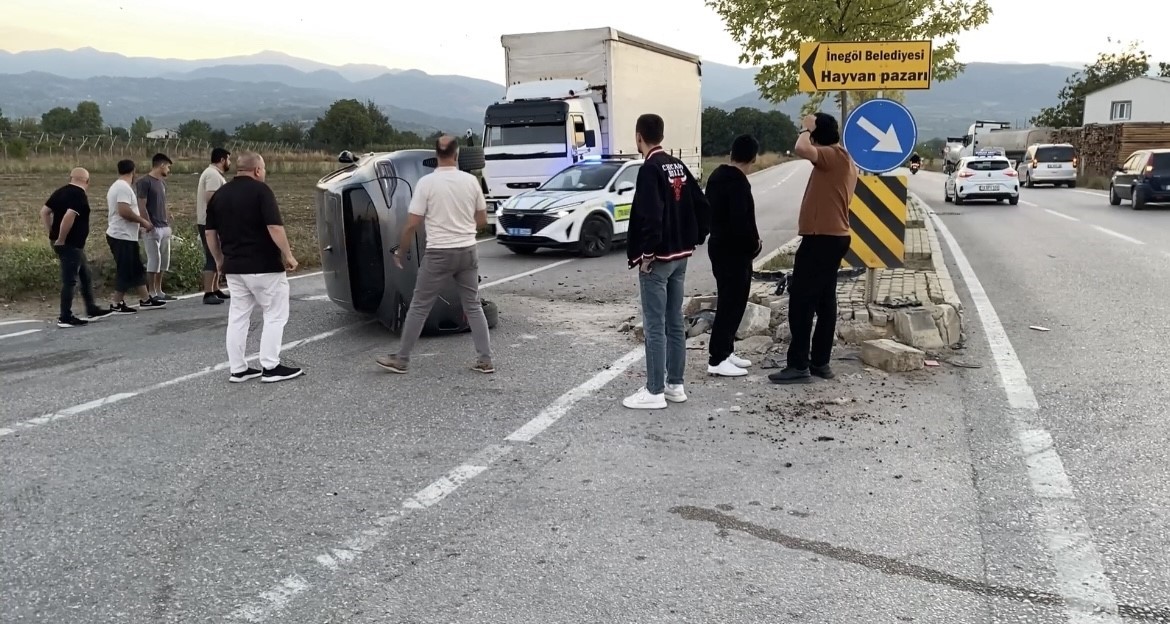 Ara sokaktan çıkan araca çarpmamak için refüje daldı… O anlar kamerada
