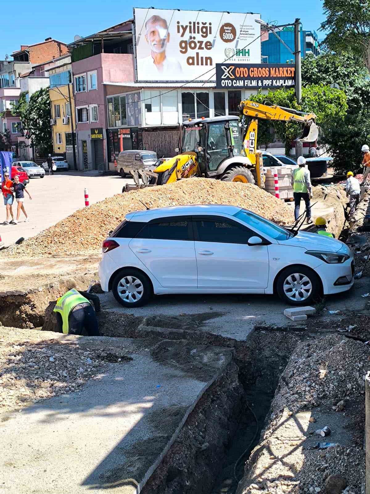 Araç sahibine ulaşılamayınca otomobilin etrafını kazdılar
