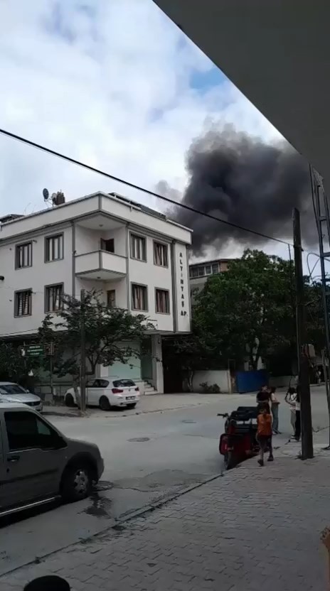 Arnavutköy’de 5 katlı binanın çatısı alev alev yandı
