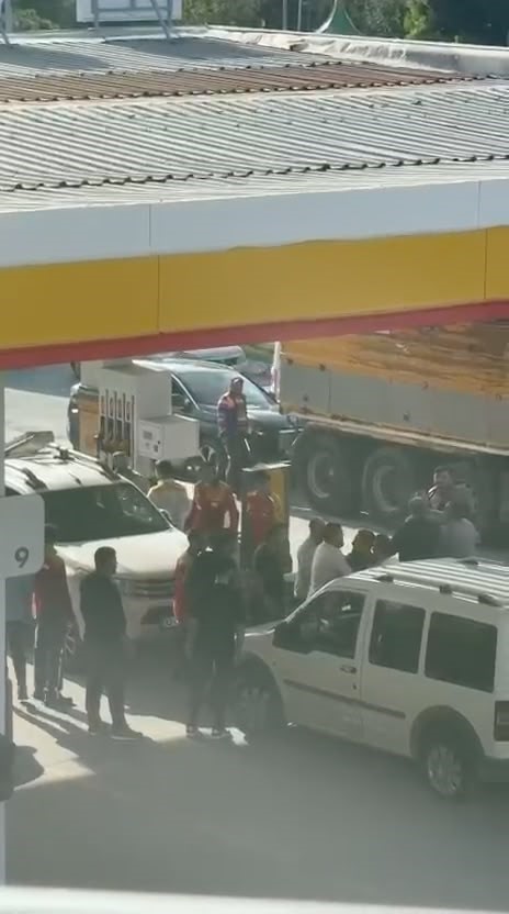 Arnavutköy’de akaryakıt istasyonunda meydan dayağı: Çalışanlar müşterilerle birbirine girdi
