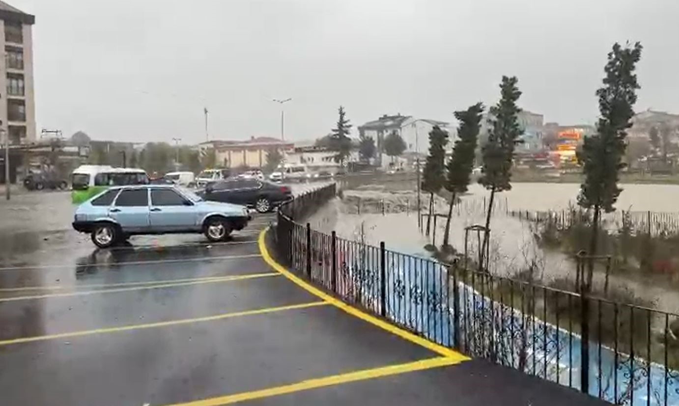 Arnavutköy’de dere taştı, dolmuş içinde yolcularla mahsur kaldı
