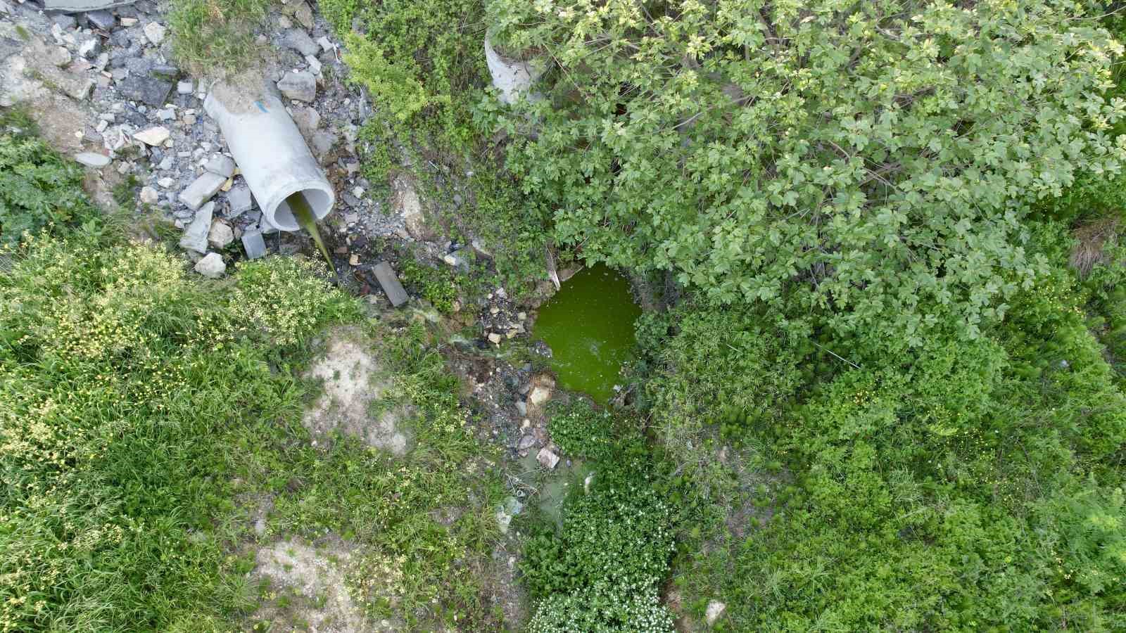Arnavutköy’de dereden akan yeşil su mahalleliyi tedirgin etti
