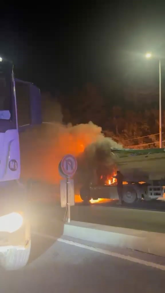 Arnavutköy’de hafriyat kamyonu alev topuna döndü: Yangına beton mikserinden suyla müdahale edildi
