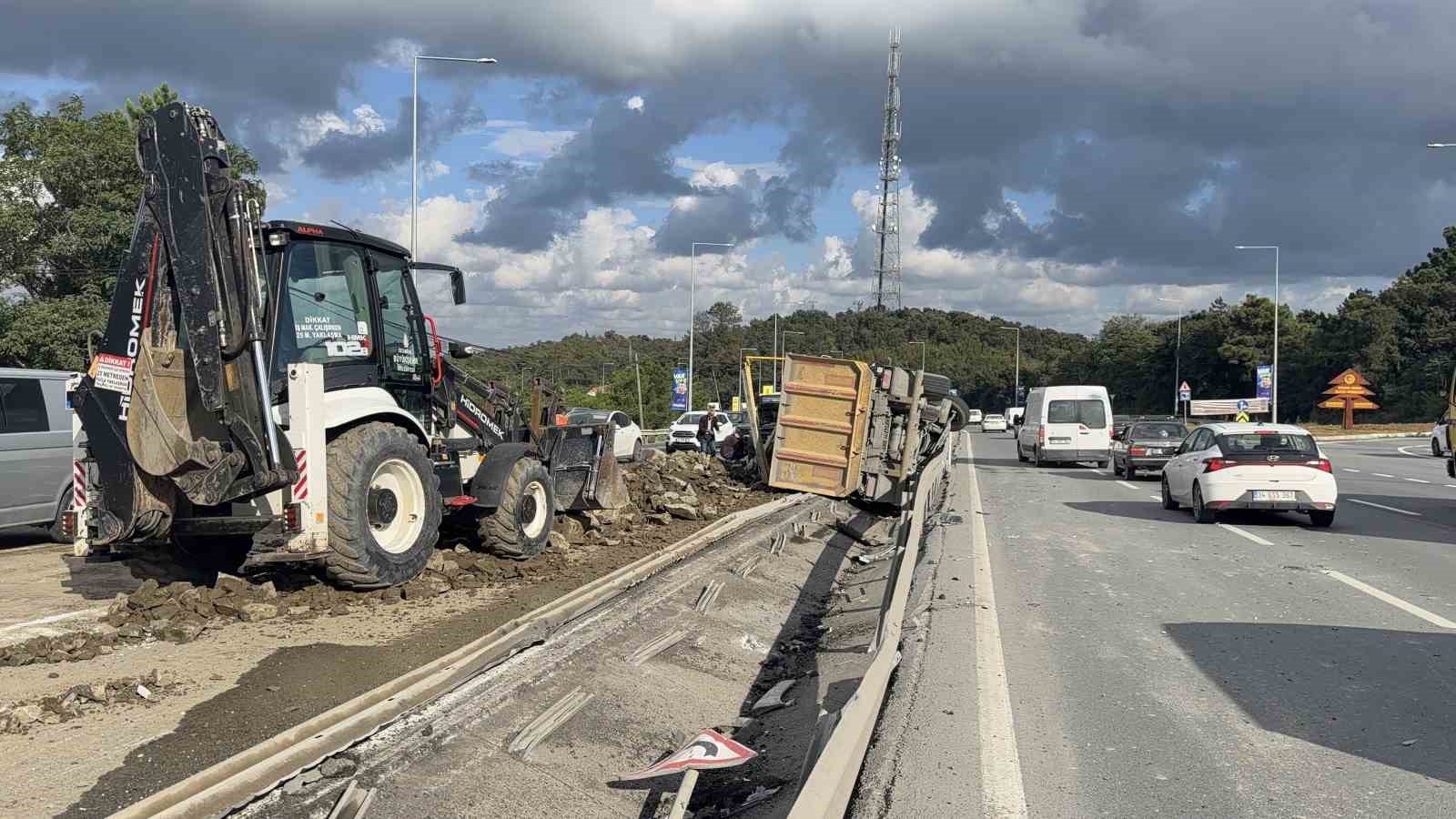 Arnavutköy’de hafriyat kamyonu devrildi: Molozlar karşı şeride savruldu, 1 yaralı
