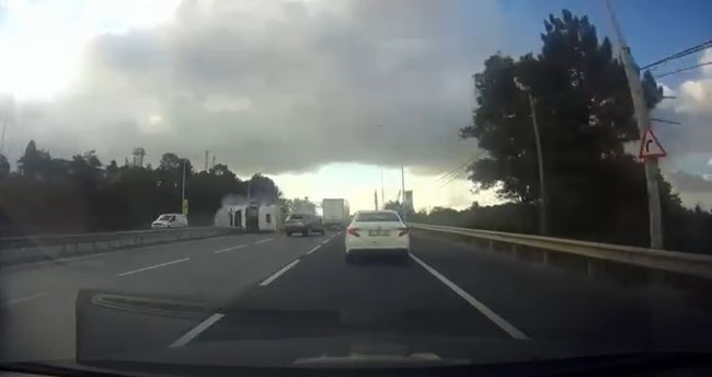 Arnavutköy’de hafriyat kamyonunun devrildiği anlar kamerada
