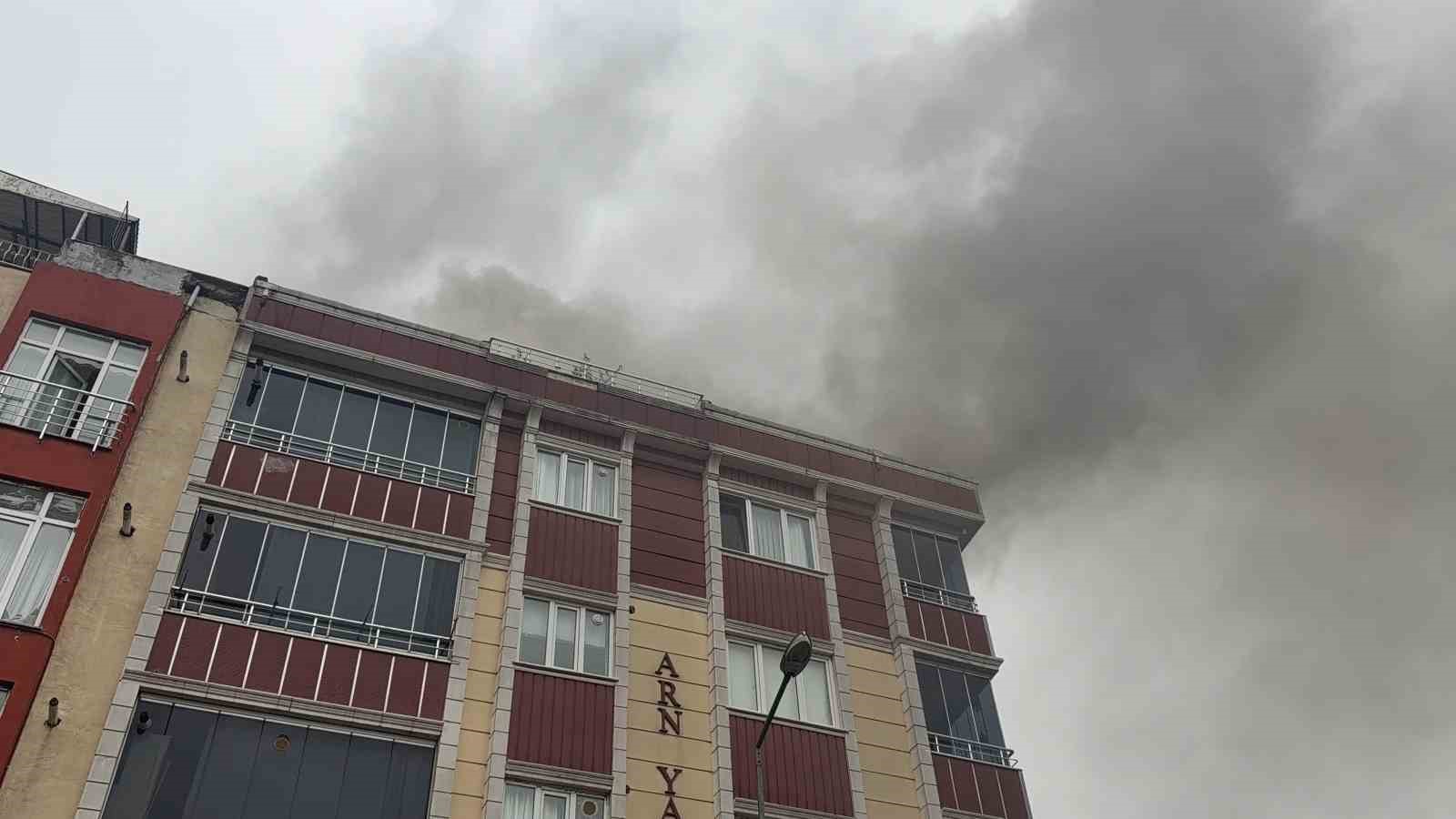 Arnavutköy’de korkutan yangın: Alevler yan binaya sıçradı, 4 kişi dumandan etkilendi
