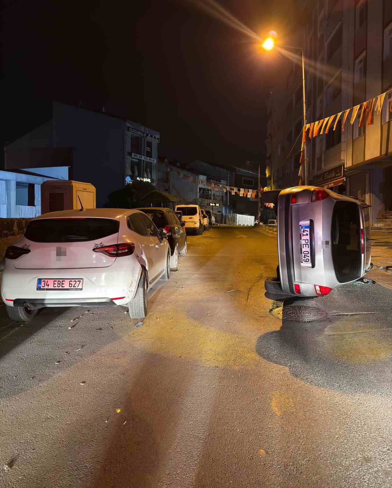 Arnavutköy’de otomobil, park halindeki araca çarpıp yan yattı
