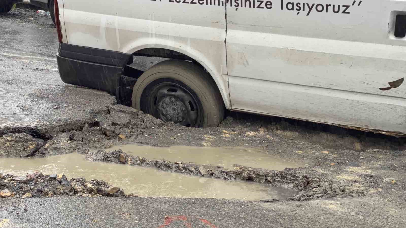 Arnavutköy’de yağış sonrası yol çöktü, hafif ticari araç çukura saplandı
