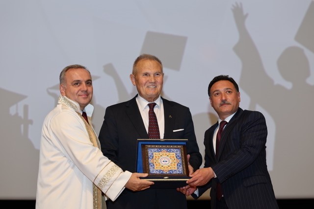 Artaş Holding Yönetim Kurulu Başkanı Çetinsaya, Erciyes Üniversitesi İletişim Fakültesi’nin mezuniyet törenine katıldı
