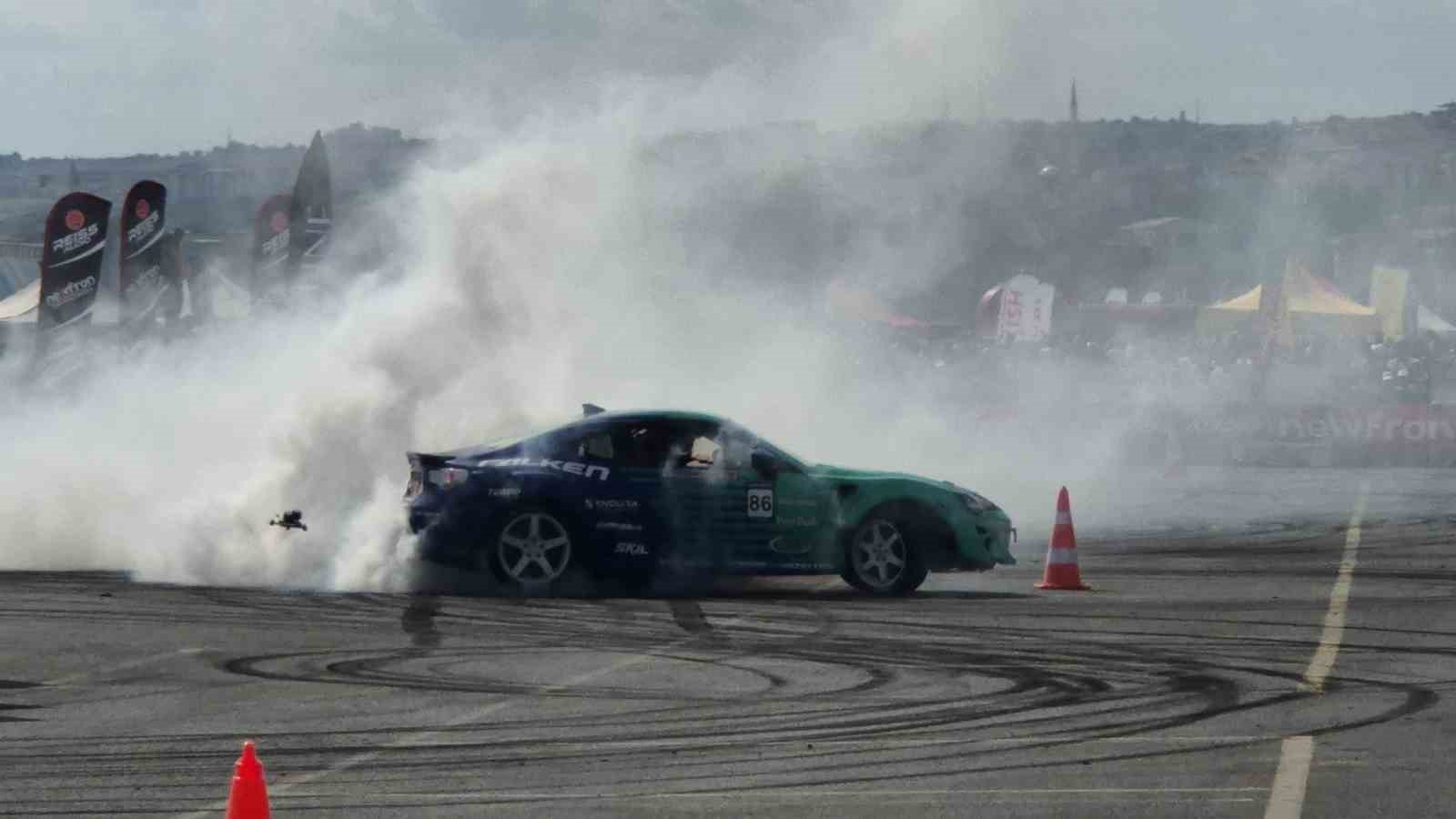 Asfaltı yakıp geçtiler: Tekirdağ’da nefes kesen drift şovu
