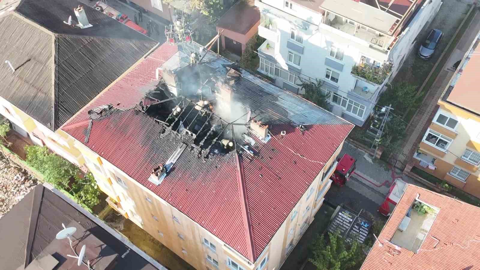 Ataşehir’de binanın çatısı alev alev yandı

