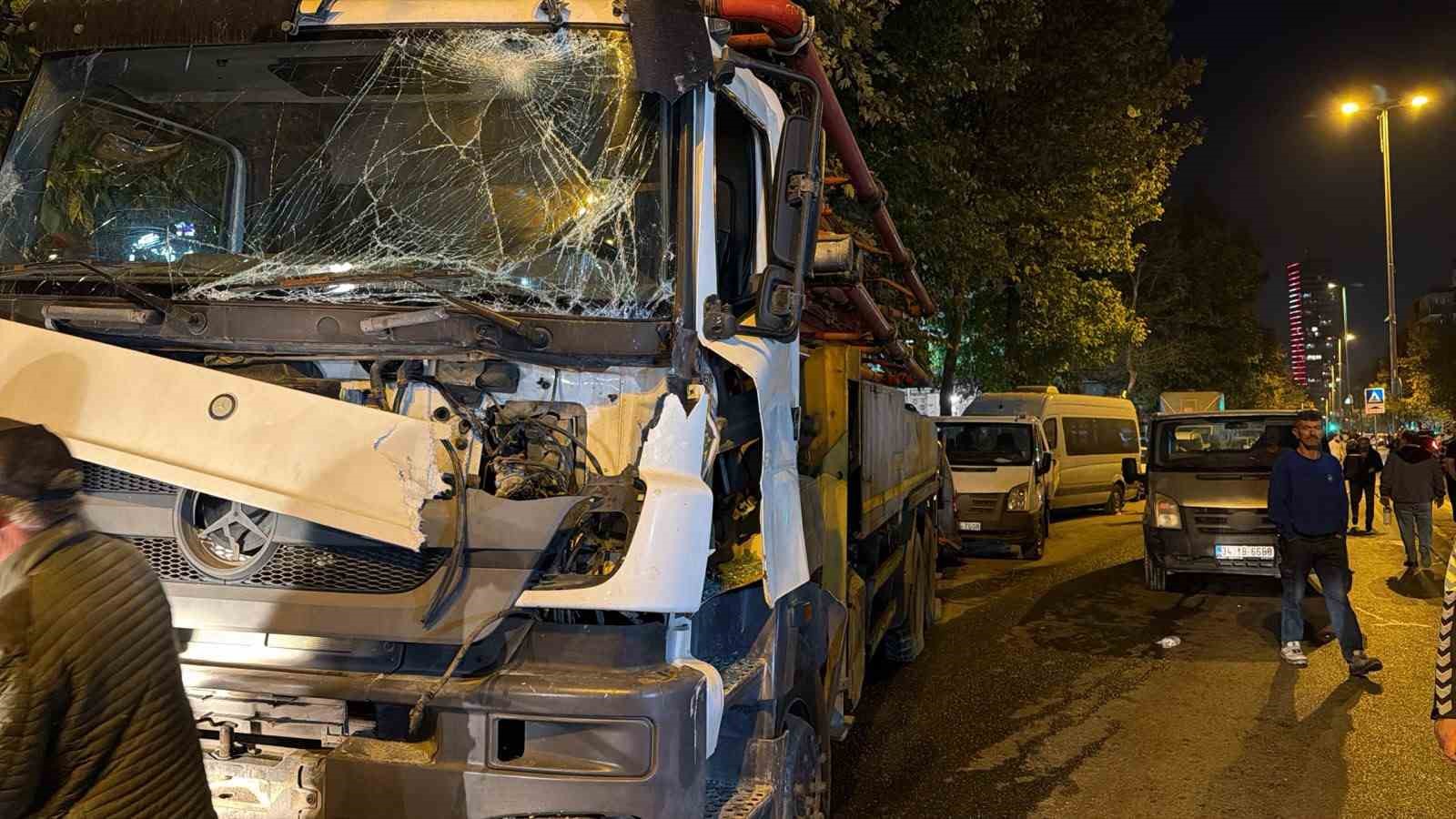 Avcılar’da el freni çekilmeyen beton pompası dehşet saçtı: 7 araç hasar aldı
