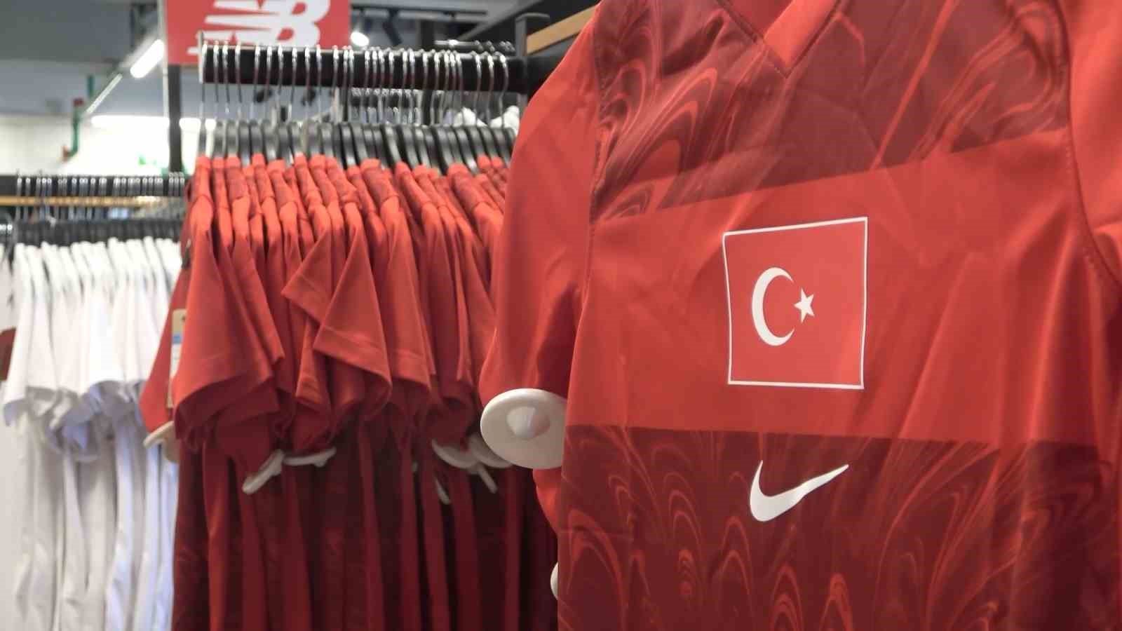 Ay yıldızlı formalar Bursastore’da satışa çıktı
