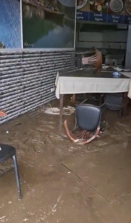 Ayazağa’da bir balıkçıyı su bastı: Dükkanda maddi hasar oluştu
