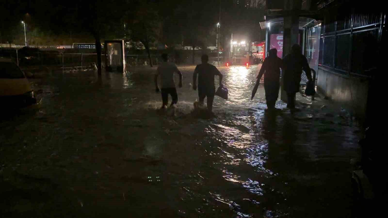 Ayazağa’da su baskınları ve elektrik kesintisi: Mahalleler karanlığa gömüldü

