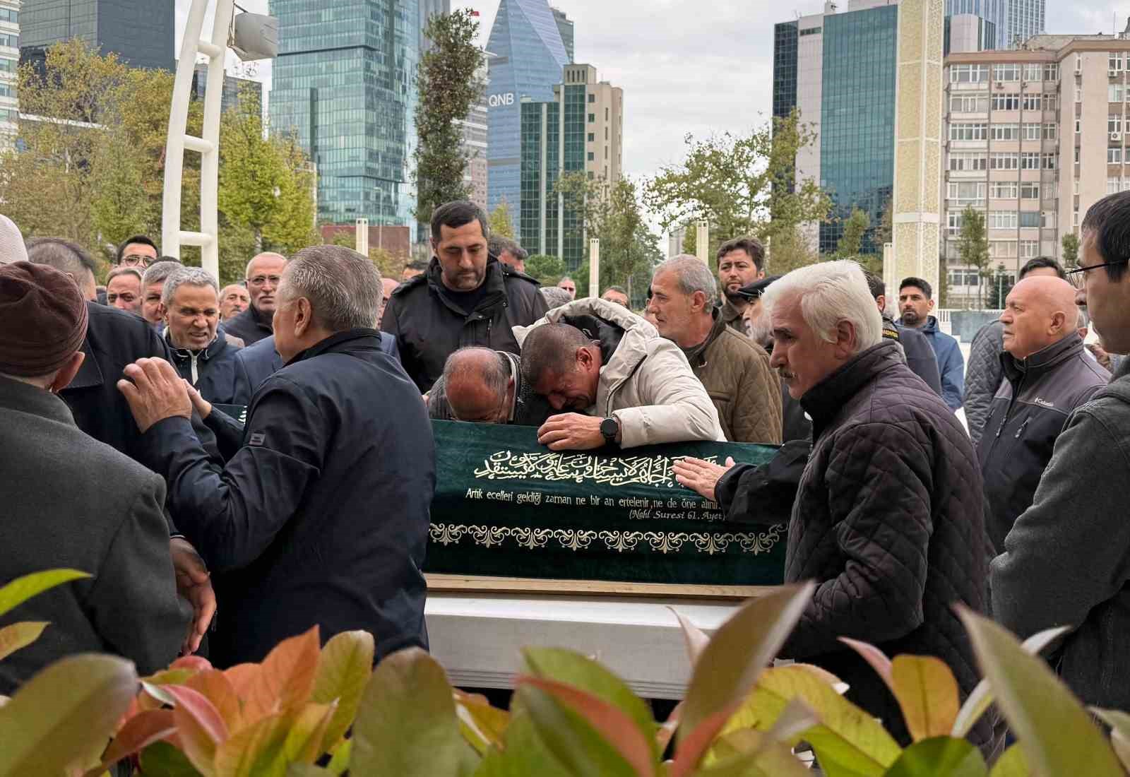 Ayazağa’daki sel felaketinde hayatını kaybeden Turgut Dursun son yolculuğuna uğurlandı
