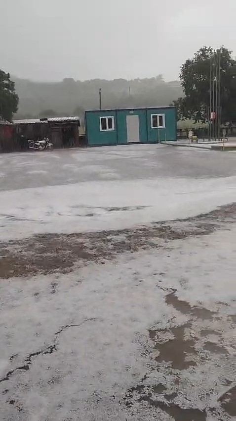 Ayvacık’ta dolu yağışı yolları beyaza bürüdü
