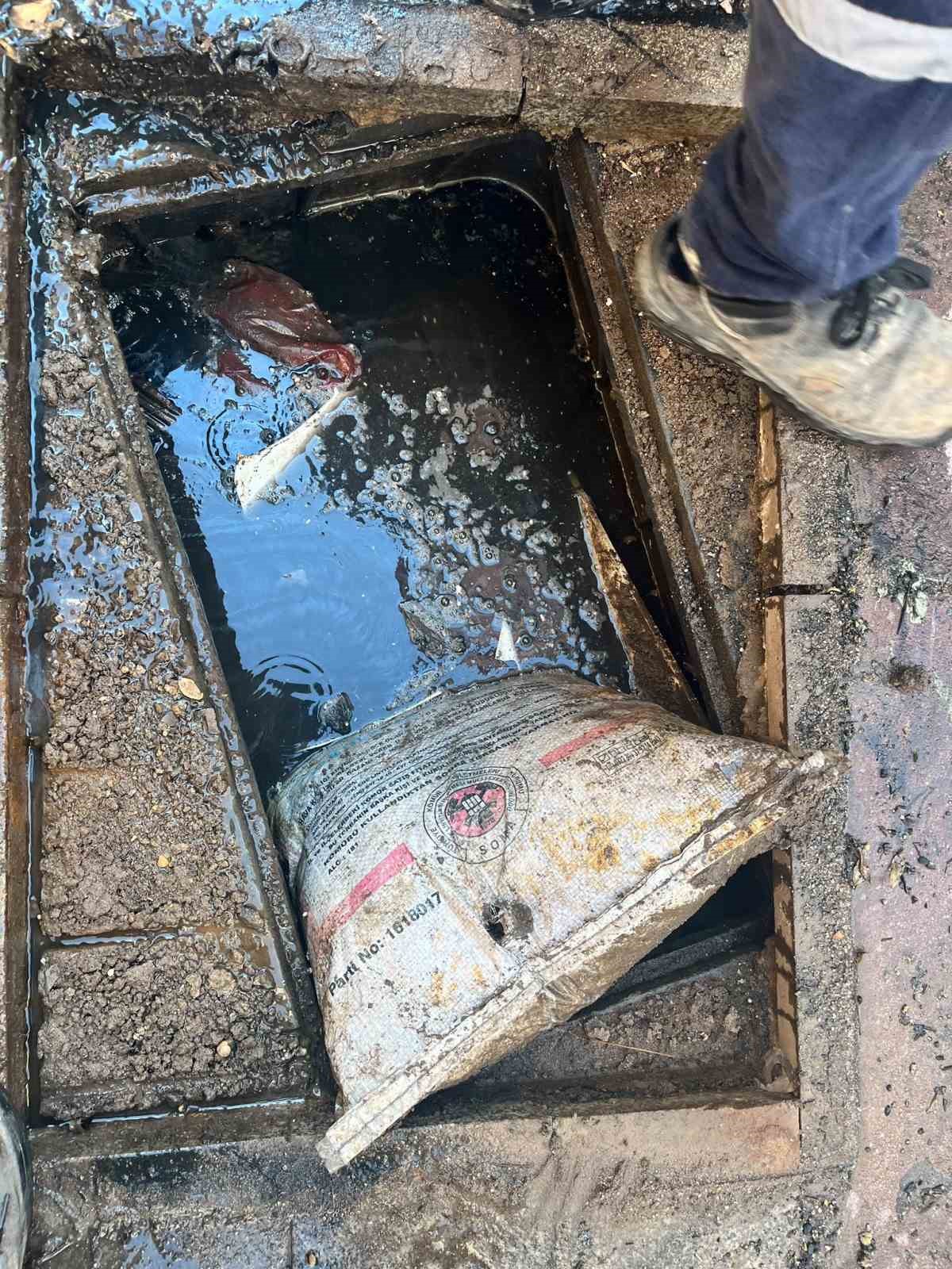 Ayvalık’ta kanalizasyon şebekesinden bir çuval kömür çıktı
