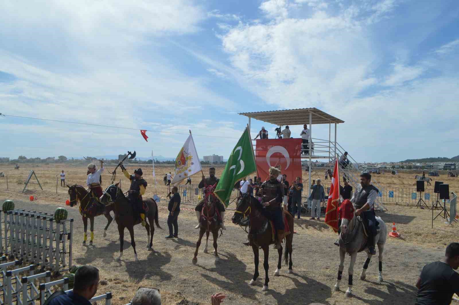 Ayvalık’ta rahvan at yarışlarında 100 at piste çıktı
