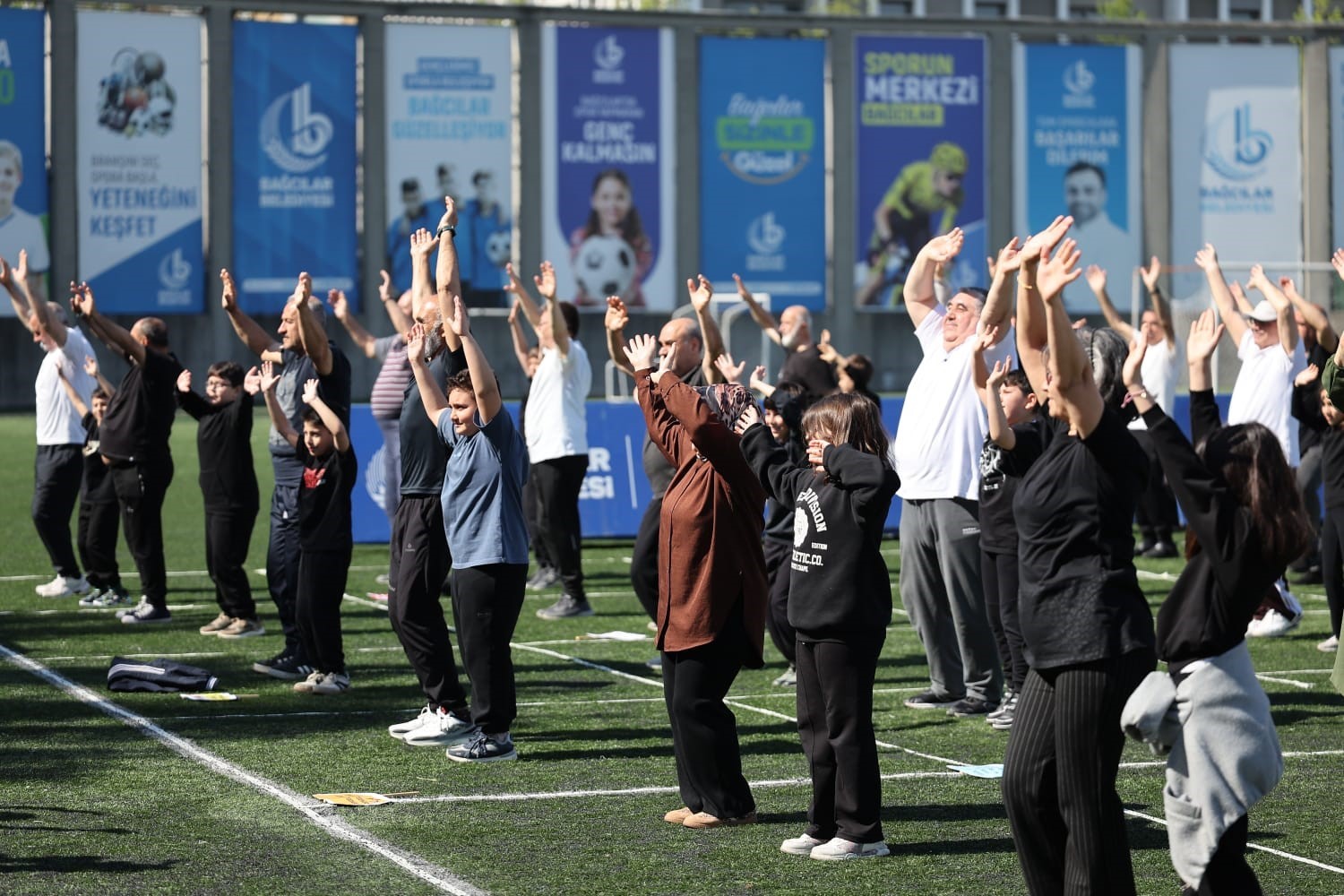 Bağcılar’da çocuklar ve yetişkinler zumba etkinliğinde bir araya geldi
