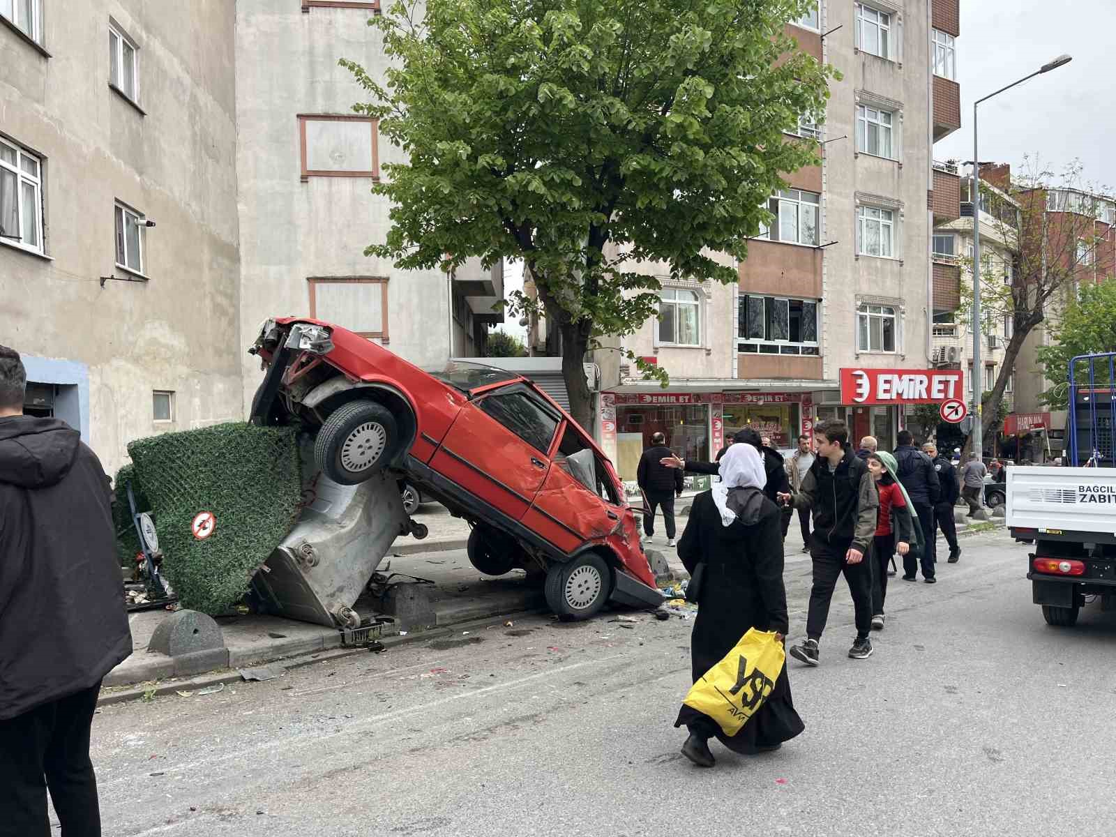 Bağcılar’da freni boşalan kamyon park halindeki 8 araca zarar verdi
