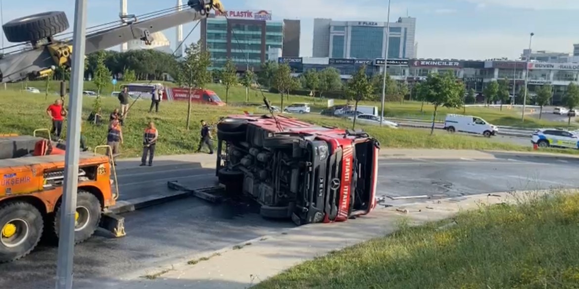 Bağcılar’da yangından dönen itfaiye aracı devrildi: 3 yaralı

