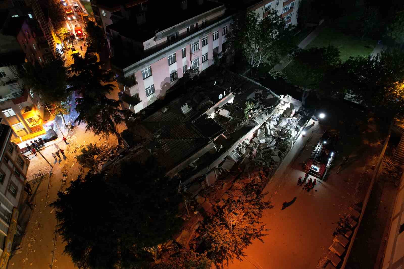 Bahçelievler Belediyesi: "Binanın önceden tahliye edilmesi nedeniyle ilk belirlemelere göre herhangi bir can kaybı veya yaralanma bulunmamaktadır"
