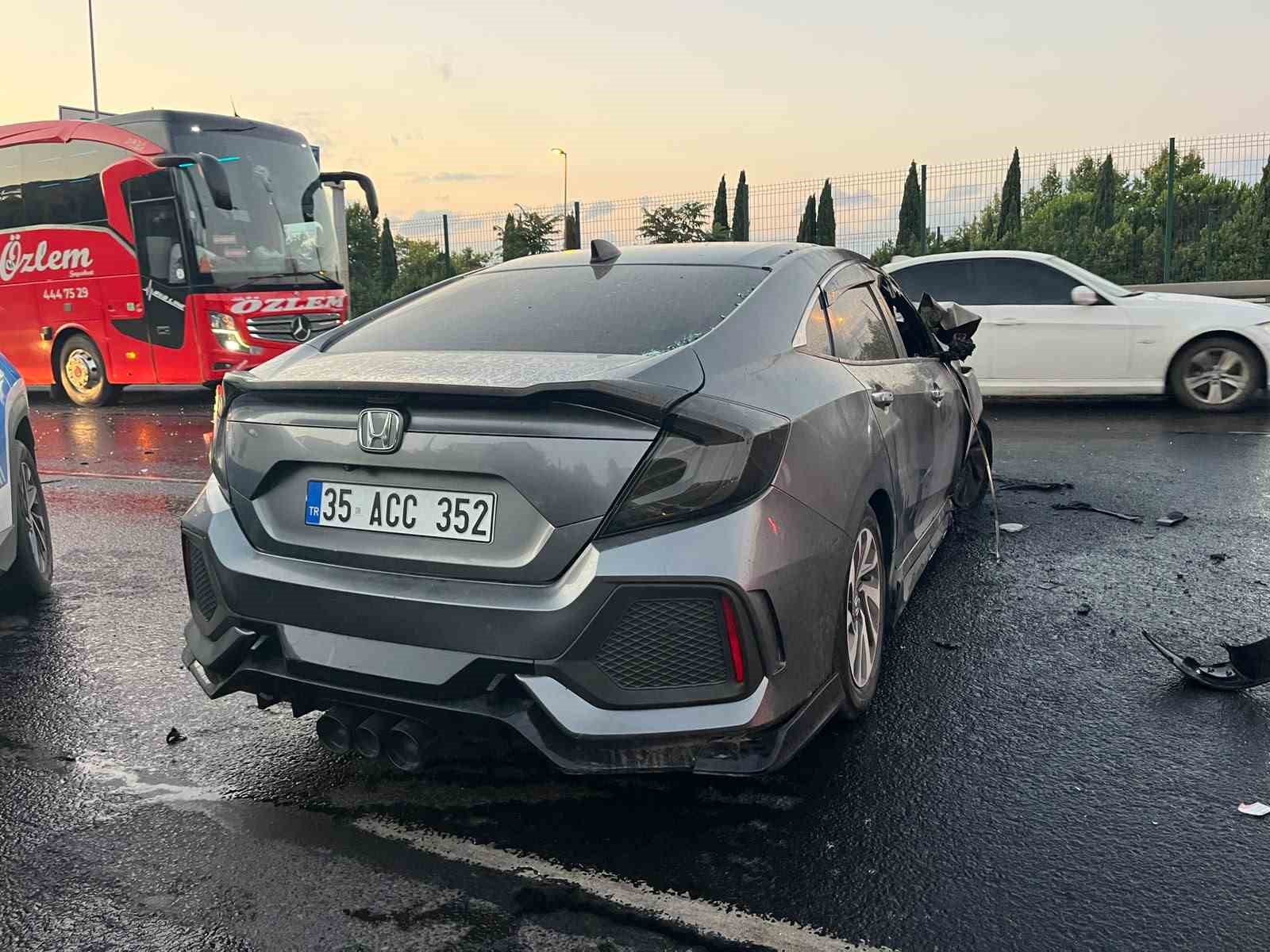 Bahçelievler E5’te kazaya karışan otomobil alev alev yandı
