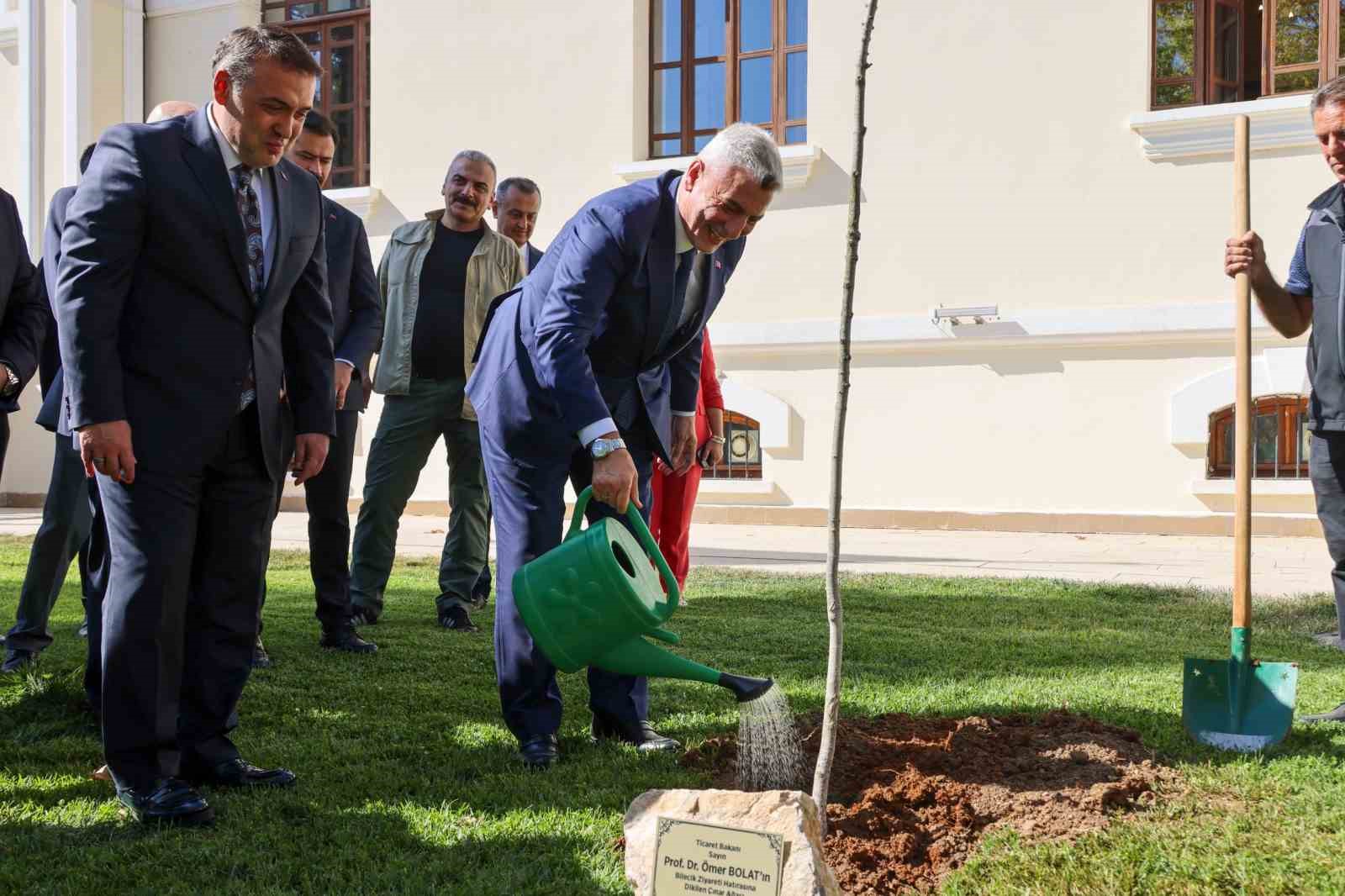 Bakan Bolat, Bilecik Valiliği bahçesinde adını taşıyan çınar fidanını dikerek can suyu verdi
