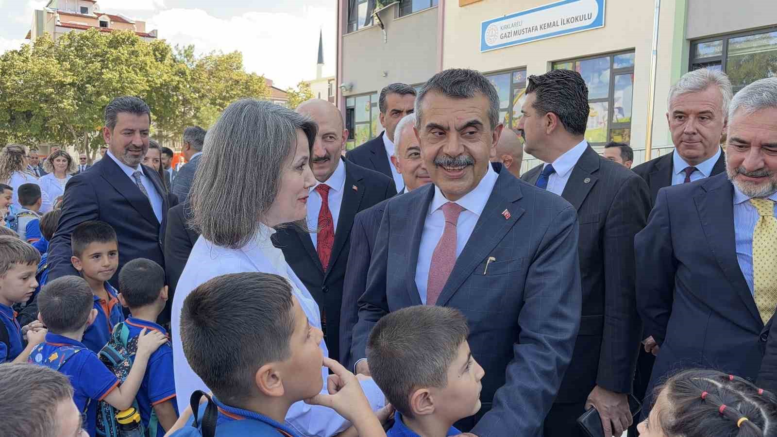 Bakan Tekin miniklerin bayrak törenine katıldı, öğretmenlerle bir araya geldi
