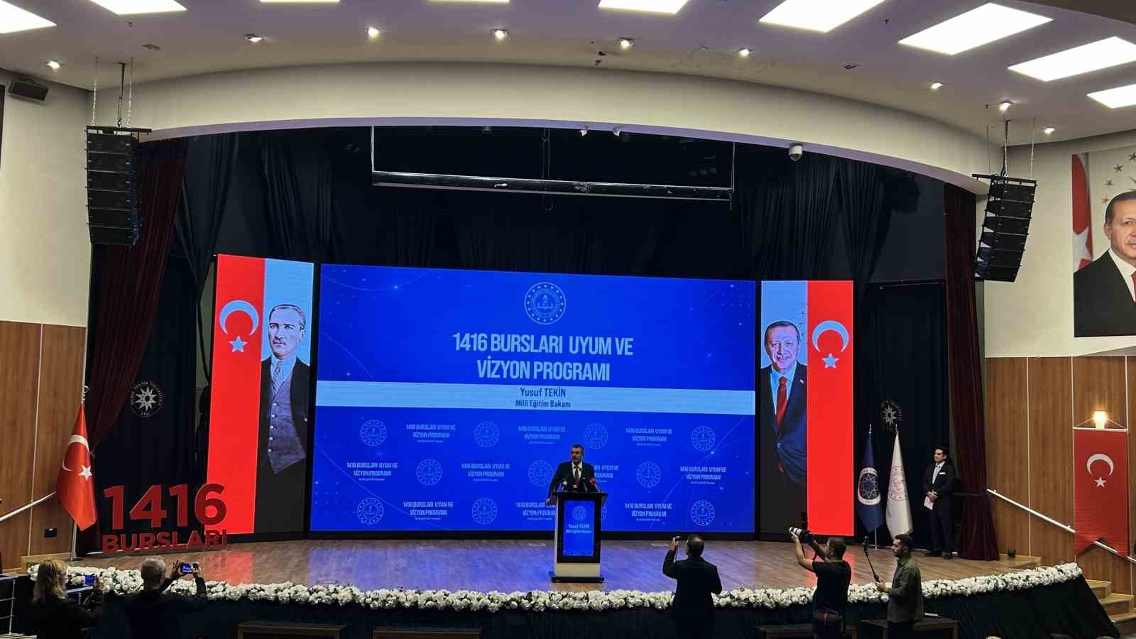 Bakan Tekin, yurt dışına gidecek bursiyer öğrencilerle bir araya geldi: "Sizi aynı zamanda bir Türkiye Cumhuriyeti elçisi olarak gönderiyoruz"
